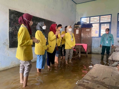 Dua SD di Desa Blendung Terdampak Banjir Rob, Mahasiswa UNNES Bantu Proses Belajar Siswa