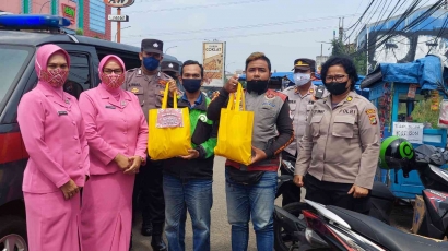 Melalui Polri Peduli, Bhayangkari Ranting Polsek Pamulang Bagikan Bansos untuk Warga Terdampak Kenaikan BBM