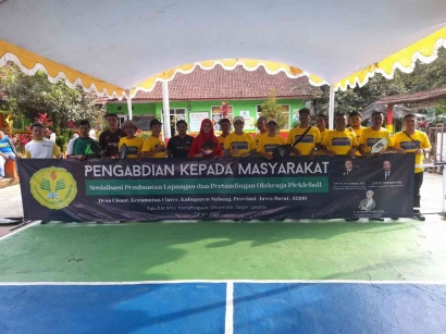 Sosialisasi Olahraga Pickleball di Desa Wisata Cisaat Subang Jawa Barat oleh Dr.Rina Ambar Dewanti,M.Pd.