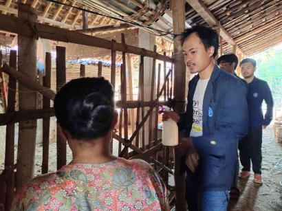 Mahasiswa KKN-T IPB Desa Sragi Berikan Sosialisasi Obat Topikal dan Disinfektan untuk Mitigasi PMK