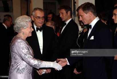 Kenangan Daniel Craig Satu Layar Bersama Ratu Elizabeth II