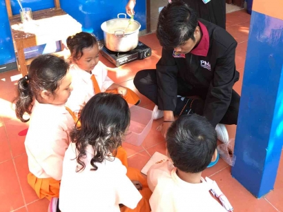 Kontribusi Mahasiswa PMM UMM Dalam Pembuatan Jamu Untuk Menaikkan Imun Tubuh di TK Malang