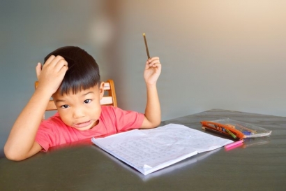 Hindari Memaksa Anak Belajar Berlebihan karena Bisa Merusak Otak