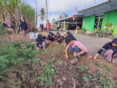 Mahasiswa KSM-Tematik Unisma Lakukan Kerja Bakti bersama Masyarakat Dusun Banduarjo Desa Sumberpetung Kecamatan Kalipare Kabupaten Malang
