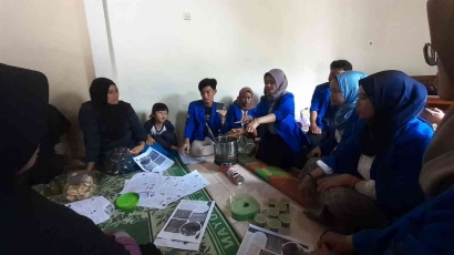 Mahasiswa KKN UMP Kelompok 038 Desa Kalisatkidul Melakukan Pelatihan Pengolahan Makanan Alternatif Cegah Stunting (PEKANCETING)