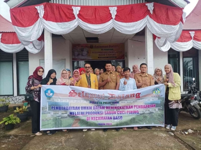 Tim PKM Universitas Negeri Padang Bekali Masyarakat Kecamatan Baso dalam Pembuatan Sabun Cuci Piring (BasoLight)