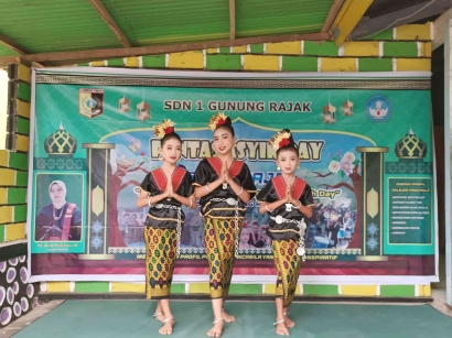 Tiga Dara Cantik Mengikuti Festival Lomba Seni Siswa Nasional