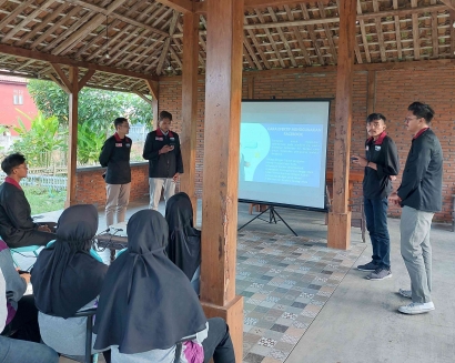 Mahasiswa PMM UMM Mengadakan Pendampingan Pengiklanan kepada Pengelola Lumbung dan Ibu-ibu KWT Desa Pandanrejo
