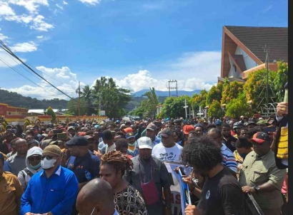 Papua Memanas Massa Pendukung Gubernur Papua Paksa Masuk Kota?