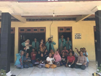 Mahasiswa KKN UNS Mengajak Ibu-ibu Desa Gemawang Mengolah Brownies Singkong