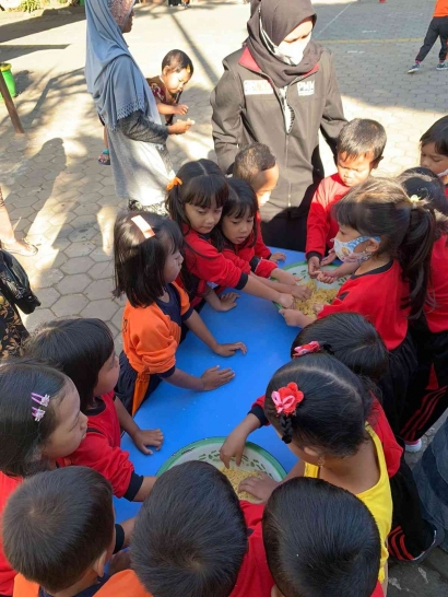 Rayakan HUT RI Ke-77, Kelompok 83 Pengabdian Masyarakat UMM Mengajak Siswa TK Kartini untuk Bikin Makanan Khas Indonesia