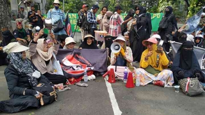 Ketika Emak-emak Turun Gelanggang Lakukan Demonstrasi Tuntut Turunkan Harga BBM