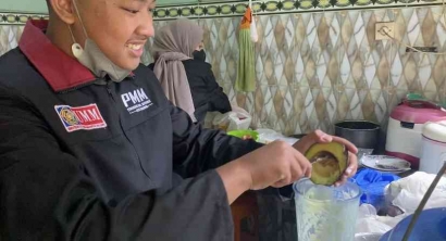 Pembuatan Jus Sehat Bersama Oma-Oma di Pondok Lansia Al-Ishlah oleh Kelompok PMM 49 Gelombang 07 UMM