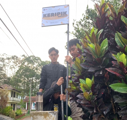 Mahasiswa UMM Kelompok 26 Gelombang 08 PMM: Membuatkan Papan Nama UMKM Keripik Di Kecamatan Bumiaji Kota Batu
