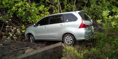 Mobil Avanza Terjun Bebas ke Hutan Bakau Krueng Neng Banda Aceh