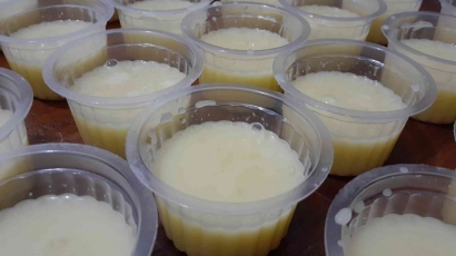 Kenalkan Jajanan Sehat, PMM 18 UMM Ajak Siswa-siswi SDN Patokan III Membuat Pudding dari Jagung