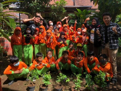 Penanaman Tanaman TOGA Bunga Telang oleh Mahasiswa PMM Kelompok 11 Gelombang 9 bersama Siswa/i Merjosari 5
