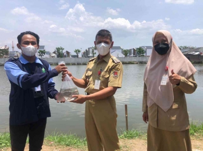 Peduli terhadap Ekosistem Pedurungan Lor, KKN Posko 04 UIN Walisongo Semarang Lepas 200 Bibit Ikan Lele dan Nila