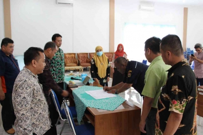 Kepala Bappeda Temanggung Dwi Sukarmei Menyerahkan Bantuan FTJSLP untuk Penurunan Stunting