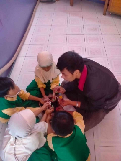 Mahasiswa PMM Kelompok 56 Gelombang 6 di Jatimulyo Ajarkan Anak TK Penyelamatan Hewan