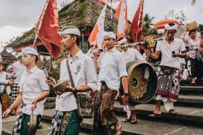 Bukan Sekedar Ikat Kepala Biasa, Inilah Filosofi Udeng pada Pakaian Adat Bali!