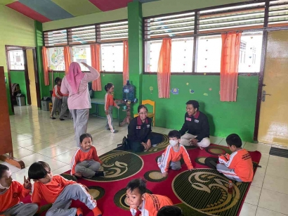 Pemberian Literasi Pendidikan dan Etika kepada Anak-Anak TK Dharma Wanita Persatuan 1 Tegalgondo Melalui Tutorial Cara Bertamu yang Baik