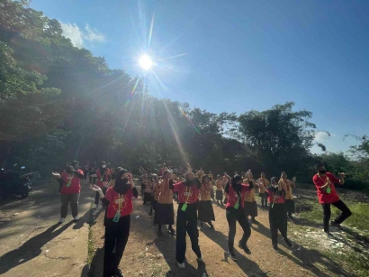 Senam Sehat bersama Mahasiswa KKN-T IIK Bhakta dan Siswa SDN Blimbing I Kecamatan Mojo Kabupaten Kediri