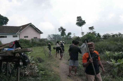 Pendampingan Pembersihan Lahan dan Pencacahan Tanah oleh Mahasiswa PKL MBKM Matching Fund UMM 2022 di Desa Batur