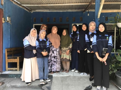 Mahasiswi KKN Reguler Posko 43 Bersama Ibu-Ibu Adakan Kegiatan Posyandu di Rumah Kepala Dusun Sruwen III