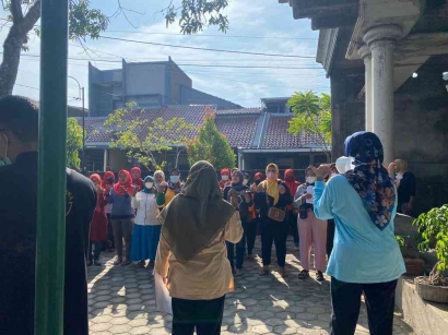 Ibu-Ibu FKK bersama KKN RDR 79 Posko 13: Memberantas Jentik Nyamuk di Kelurahan Bangetayu Wetan