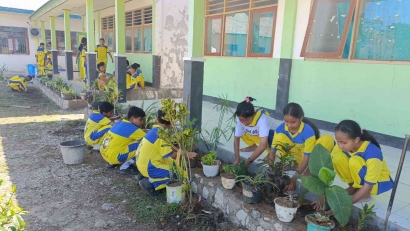 Ciptakan Lingkungan yang Indah, Warga Don Bosco Rawat Taman Depan Kelas