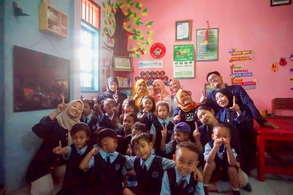 PPK Ormawa HMJBSI Unesa Kembangkan Imajinasi dan Percaya Diri Anak Melalui Dongeng di TK Dharma Wanita VI Sukorejo