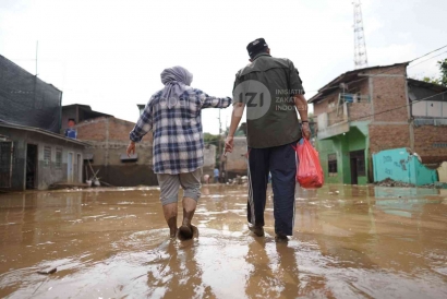 Banjir Jakarta, Tim Respon Cepat IZI Salurkan Makanan Siap Saji