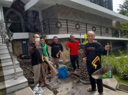 Sambut Muktamar 48 di Solo, LPPIK UMS Adakan Jum'at Bersih di Masjid Hj Sudalmiyah Rais