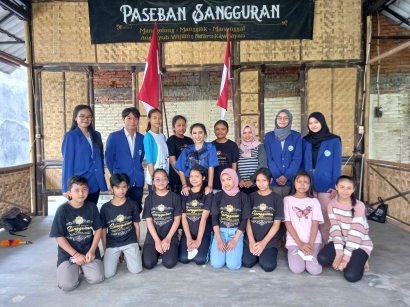 Pelatihan Tata Rias dan Pengetahuan Kesehatan Kulit Wajah pada Anggota Sanggar Tari Sangguran Kota Batu oleh Mahasiswa Universitas Negeri Malang