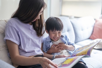Tiga Cara Melatih Anak Hobi Membaca