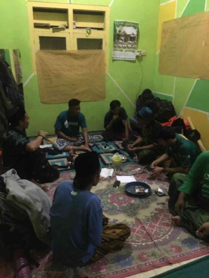Matangkan Langkah Awal Bangun Kepercayaan, Mahasiswa KKN IAIS di Desa Sidomulyo 'Njagong' Bareng Warga