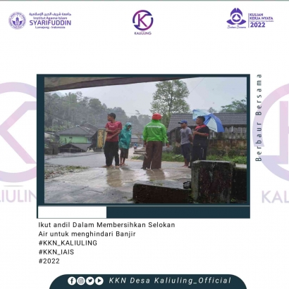Cegah Banjir, Mahasiswa KKN IAI Syarifuddin 2022 Bantu Warga Bersihkkan Selokan Desa Kaliuling