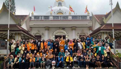 Kunjungan Ke Vihara Vipassana Graha Bersama Mahasiswa PMM 2 sebagai Bentuk Toleransi terhadap Perbedaan Agama