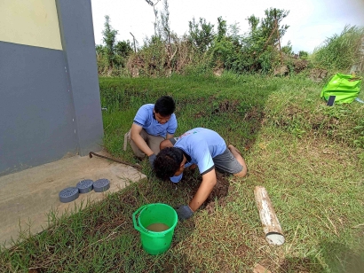 Mencegah Genangan Air Berlebih di Lingkungan Rumah, Mahasiswa KKN UM Membuat Biopori Sebagai Peningkat Resapan Air di Dusun Banjartengah