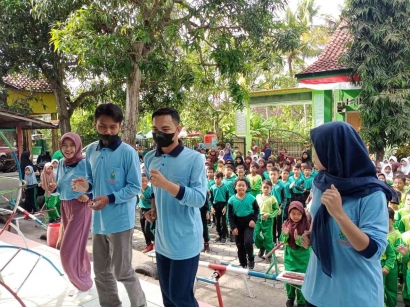 Tingkatkan Kesehatan, Mahasiswa UIN Walisongo Semarang Pimpin Senam di MI Nurul Huda