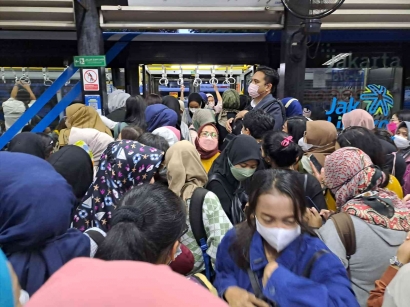Halte Busway Transjakarta Bundaran Senayan Kalau Sore Juga "Horor"