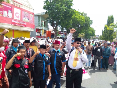LBH GKS Basra dan GP Sakera Bersama Ribuan Massa Demo Mapolres Situbondo