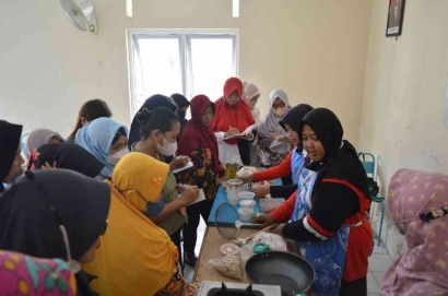 Pelatihan Pembuatan Olahan Frozen Food Berbahan Dasar Jamur Tiram di Gunung Pati Semarang