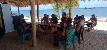 Babinsa Dampingi Tim dari Dinas Pariwisata Sosialisasi Pembangunan MCK di Objek Wisata