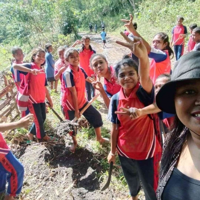 Keluarga Besar SMPN Satap Dua Wolomeze Gelar Kerja Bakti Membersihkan Jalan Desa