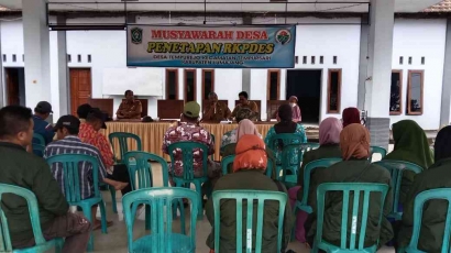 Mahasiswa KKN Tempurejo Ikut Andil dalam Penyusunan Perdes RKPBDes