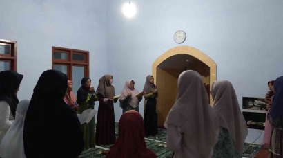 Ibu-ibu Desa Kaliuling Rutin Gelar Pembacaan Diba'iyah Setiap Malam Minggu di Mushola dan Masjid