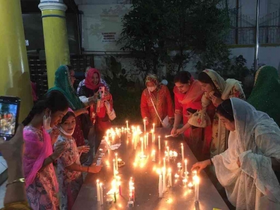 Merayakan Diwali Bersama Cahaya Lilin Putih di Gurdwara