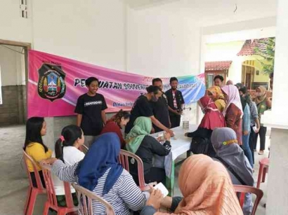 Mahasiswa KKN "Veteran" Jawa Timur Ikuti Pelatihan Pembuatan Souvenir di "Kampung Budaya"